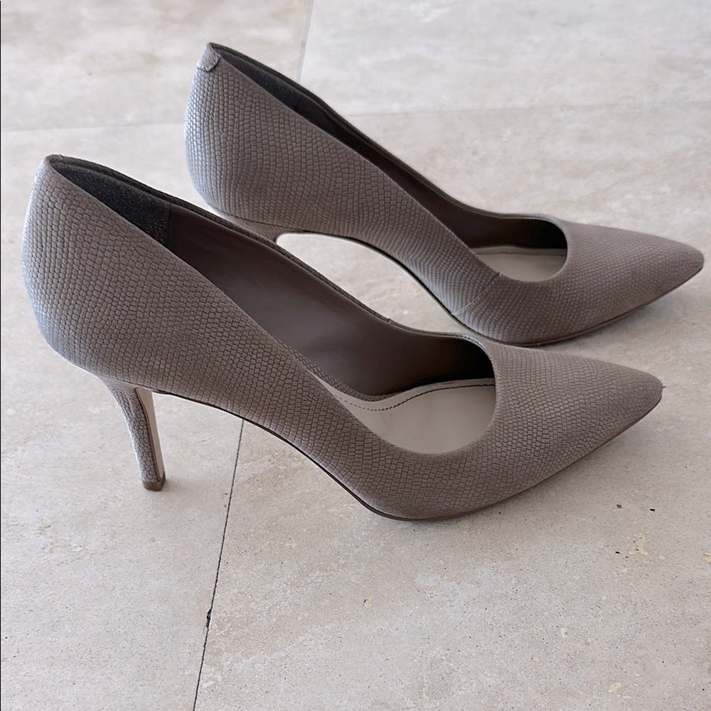 Tan BCBG Generation heels size 8